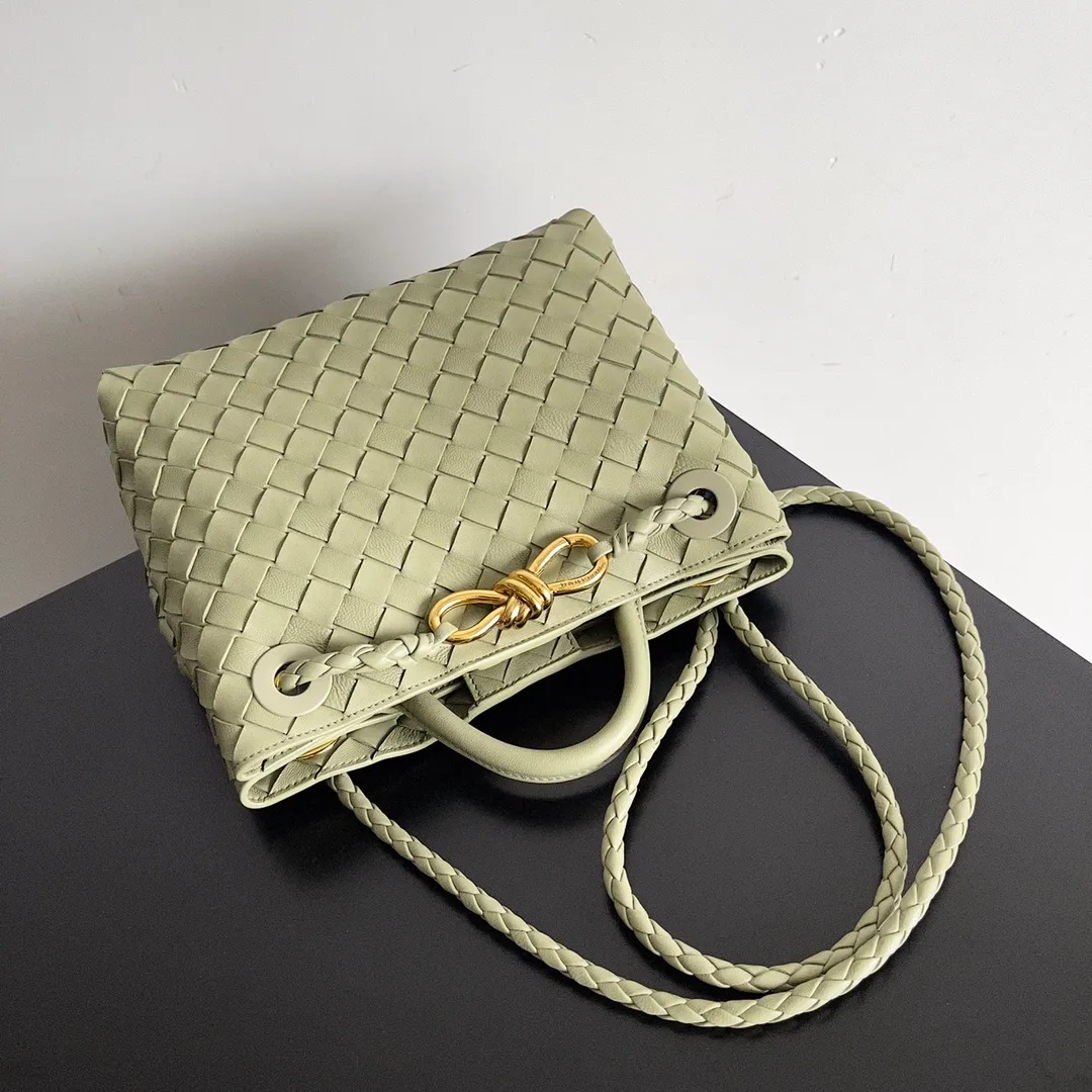 The 2023 new Andiamo batch of 1860 BV has been shipped‼ ️Really popular🔥The new Andiamo woven handbag launched by Bottega Veneta this season is really popular all over the world! ! Celebrities at home and abroad have worn it, and Oscar-winning actress Michelle Yeoh has taken it out on the street. Song Jia, Trai Yara, Yu Feihong, Sanji Ayaka, Rosie Hunting-Whiteley, Yoshioka Riho, etc. have all picked up this bag. It is classic and versatile, showing off its temperament, and the bag capacity is also large, which is very convenient for daily commuting! ! A variety of carrying methods, the shoulder straps can be adjusted by yourself, the original lambskin feels soft and delicate, and the neutral style is made to break gender boundaries and bring a more practical and longer-lasting use experience. Andiamo, which has both elegant and casual styles, perfectly interprets the true appearance of "fashionable old money style". Style number: 743568 Size: 25*22*10.5cm